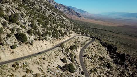 Coche-En-Carretera-Con-Curvas-En-La-Ladera-Del-Monte-Whitney,-Bosque-Nacional-Secoya