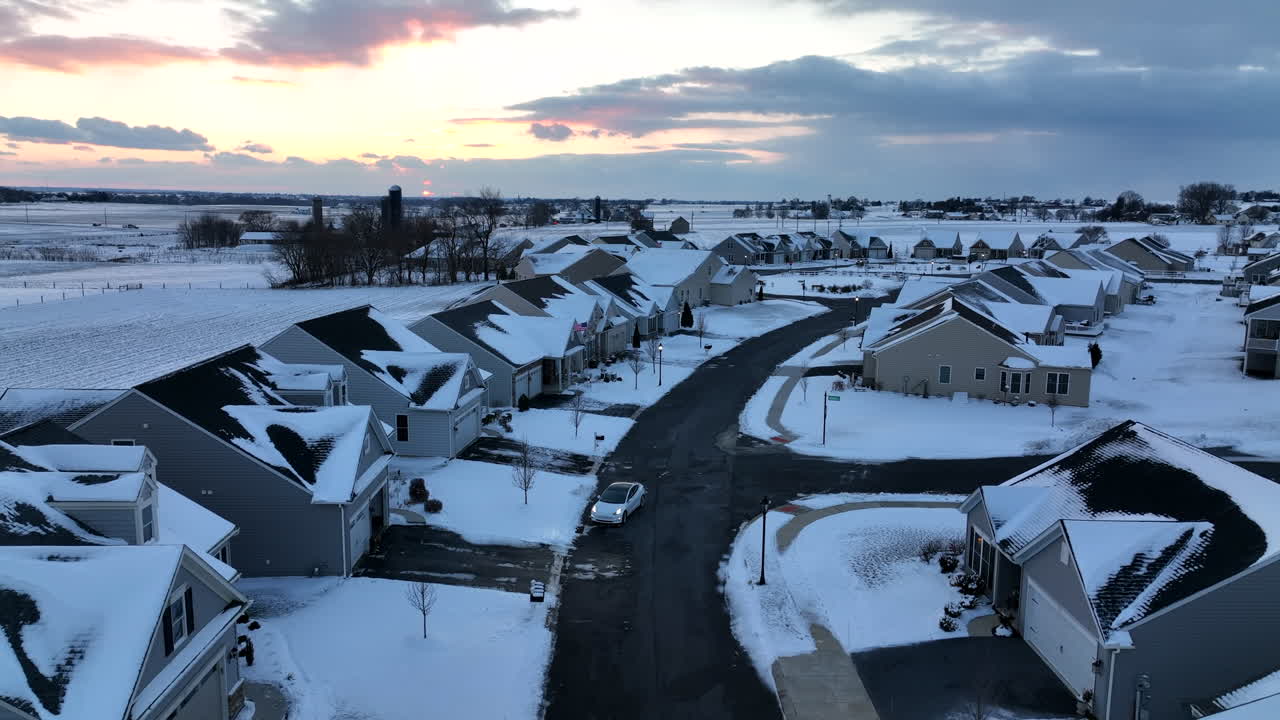 흰색 차가 거리를 켭니다