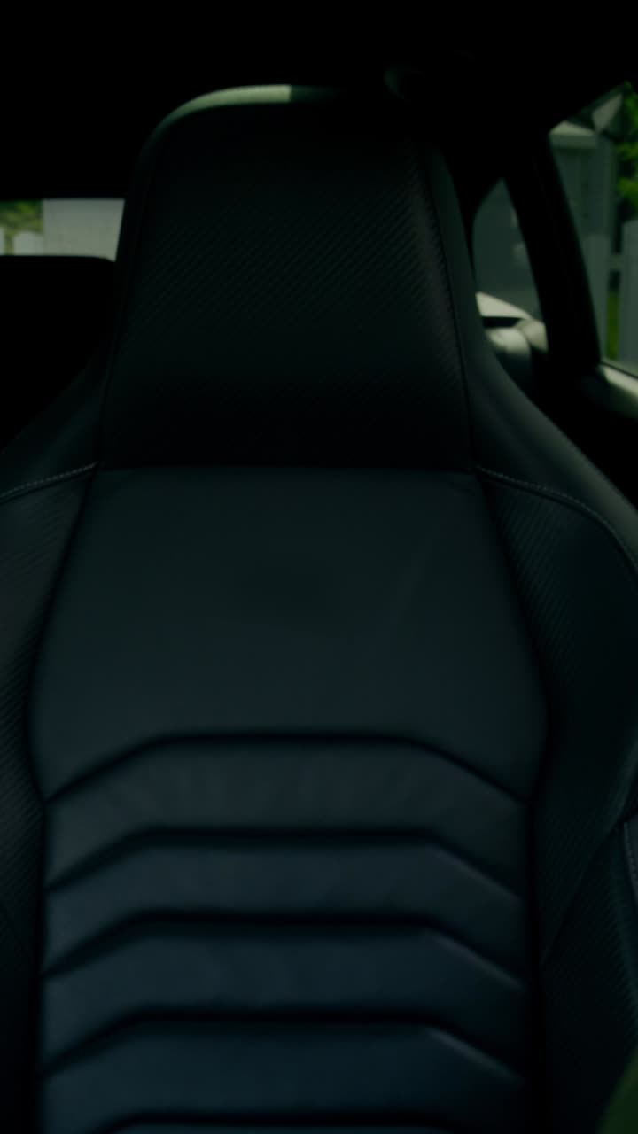 hombre escuchando música mientras conduce