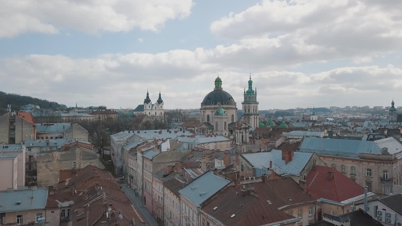 Vista aerea della città di Leopoli, Ucraina. Città europea. Aree popolari della città. Domenicano