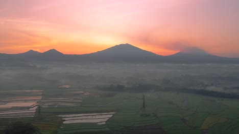 Vista-Aérea-Del-Paisaje-Rural-Con-Cordillera-En-El-Fondo-En-El-Amanecer