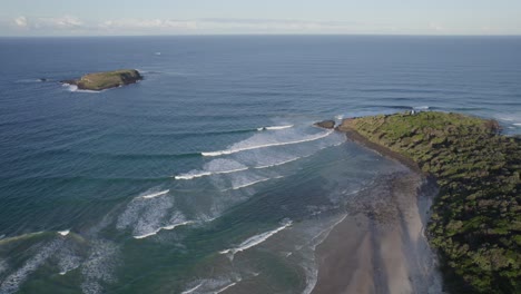 Serene-Nature-With-Fingal-Head-And-Off-shore-Cook-Island-On-Tasman-Sea-Coast,-New-South-Wales,-Australia