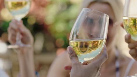 hermosa mujer rubia bebiendo vino haciendo brindis con amigos celebrando en vacaciones en la villa de vacaciones grupo de personas relajándose al aire libre en un día soleado 4k
