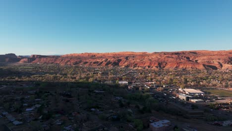 un disparo lento y cinematográfico de un dron que muestra todo el centro de moah, utah