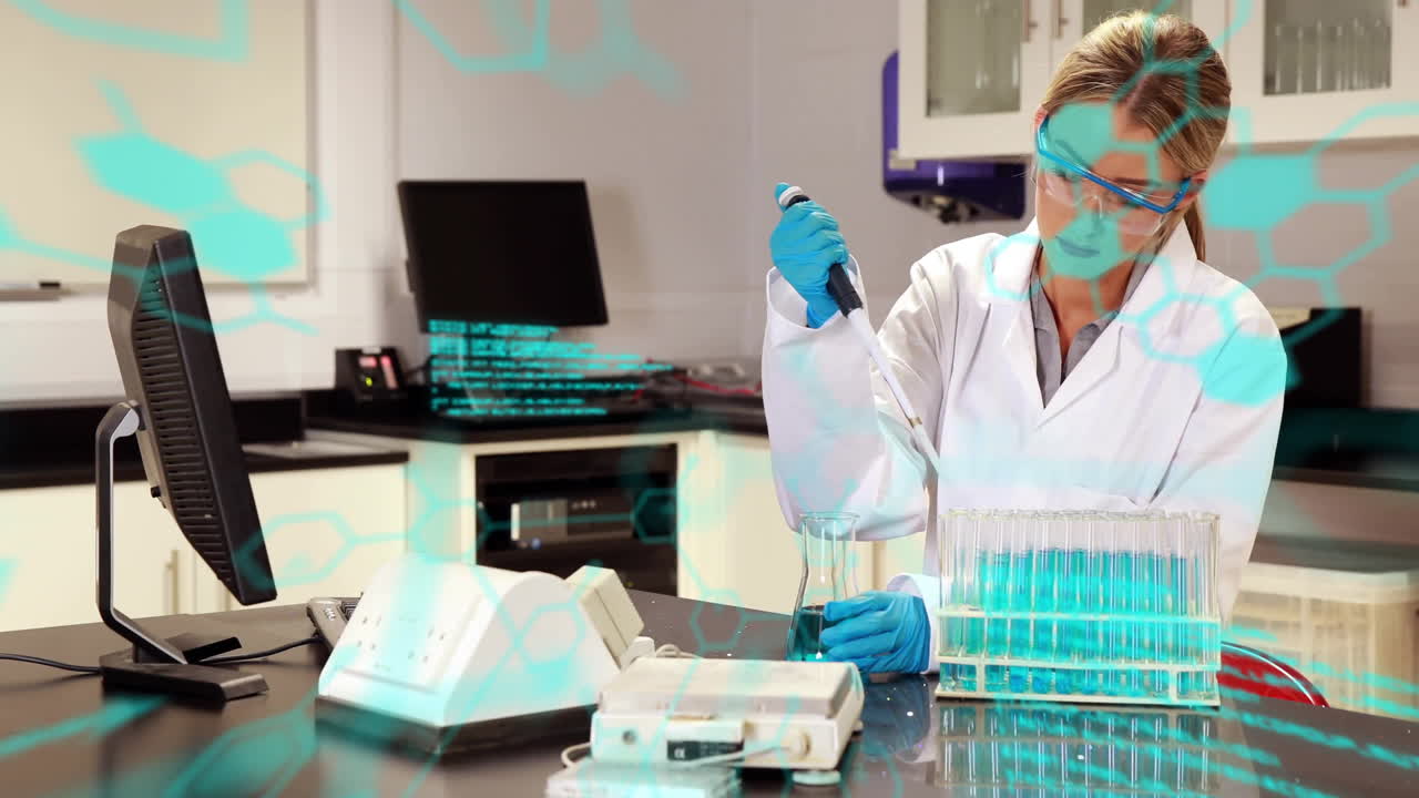 animación del procesamiento de datos científicos sobre una científica caucásica en el laboratorio