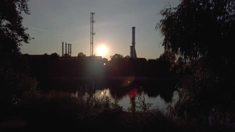 edificio industrial en la orilla del río