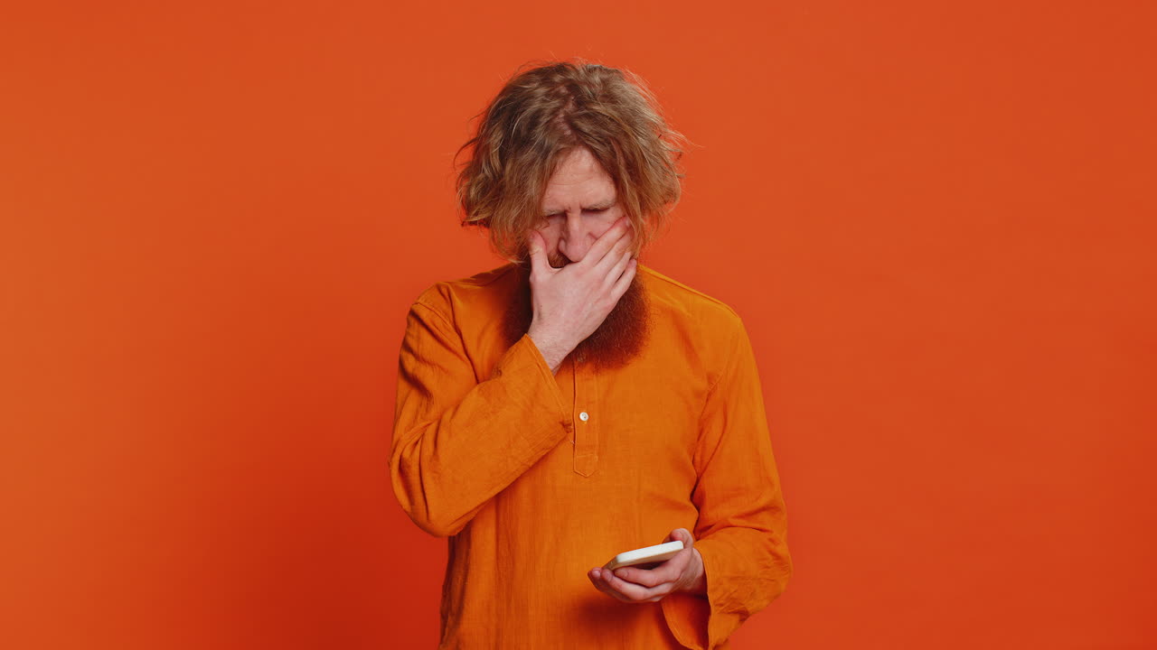 Uomo triste e sconvolto usa lo smartphone gioca a giochi perde perde fallisce cattive notizie cattive risultati della lotteria crisi