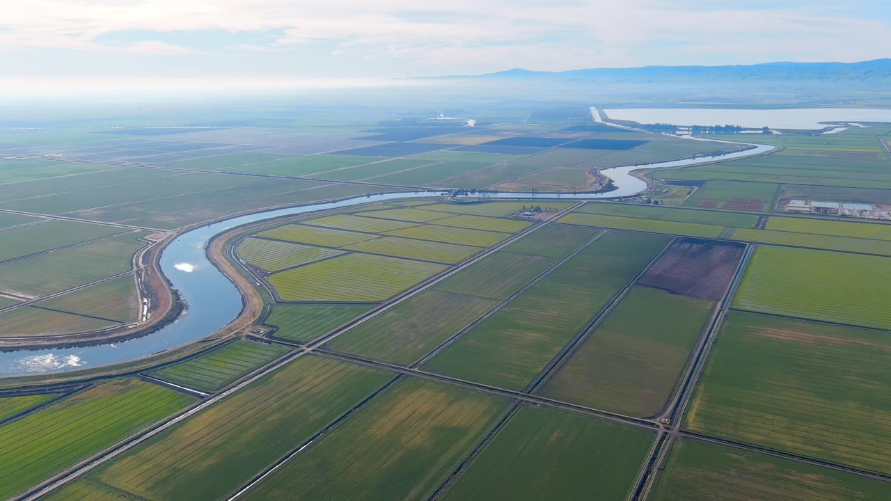 campo de tierras de cultivo y un río que une la ciudad de discovery bay con el delta del río sacramento-san joaquín - vista aérea