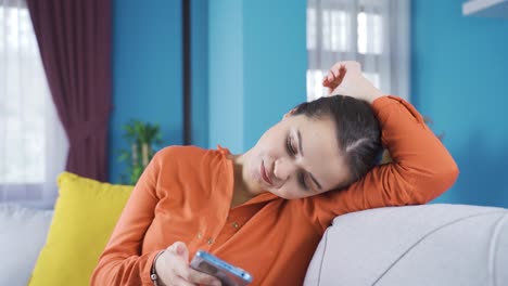 una joven deprimida e infeliz.