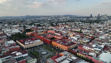 vista aérea sobre el paisaje urbano del centro histórico de la ciudad de querétaro, en méxico - reversa, disparo de drones