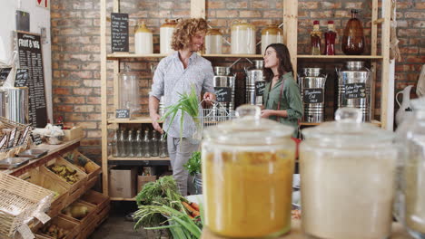 Pareja-Joven-Comprando-Frutas-Y-Verduras-Frescas-En-Una-Tienda-De-Comestibles-Sostenible-Sin-Plástico