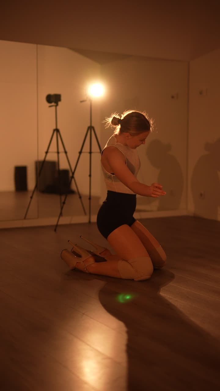 bailarina practicando pole dance y posturas de yoga en el estudio