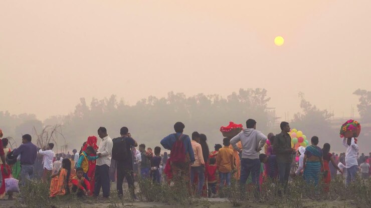 personas indias viendo la puesta de sol en el festival