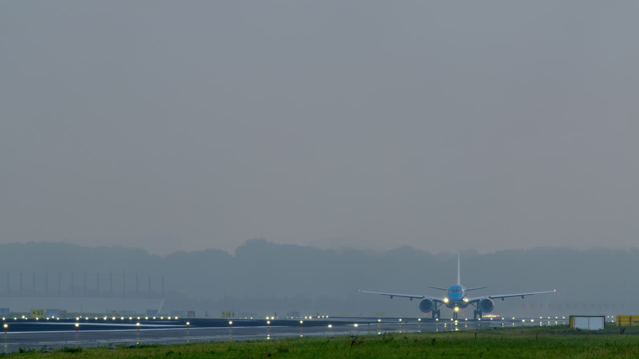 안개 상태에서 비행기가 착륙하는 것