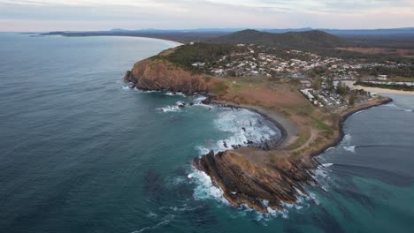 Crescent-Head-–-Goolawah-Beach-–-Kiesstrand-–-New-South-Wales-–-New-South-Wales-–-Australien-–-Luftaufnahme-Der-Goldenen-Stunde