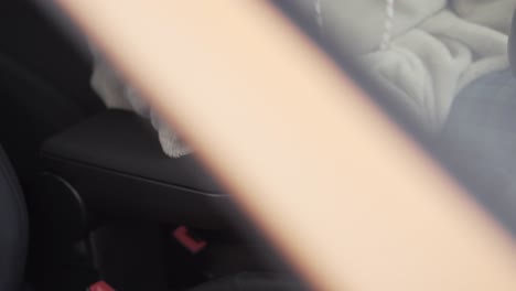 mujer preparándose para conducir