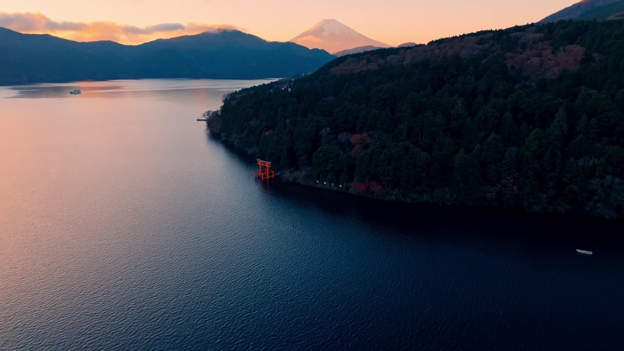 해가 지는 하코네 사원의 놀라운 드론, 상징적인 토리 게이트가 하늘의 반이는 색으로 아름답게 틀려 있습니다.