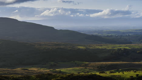 timelapse de tierras de cultivo de naturaleza rural con colinas en la distancia durante el día soleado visto desde carrowkeel en el condado de sligo en irlanda
