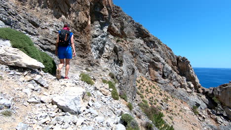 la mujer excursionista camina sobre las rocas.