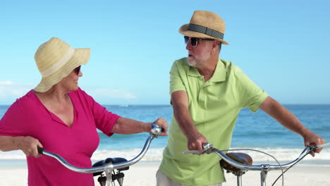 una pareja de mayores va a dar un paseo en bicicleta.