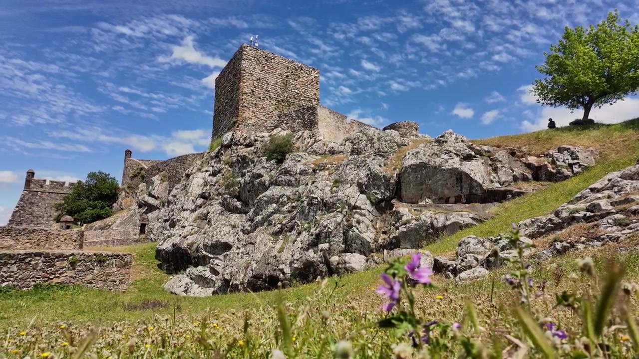 Histórica Fortaleza de Marvão em Vila Portuguesa no Topo da Colina com Arquitetura Medieval