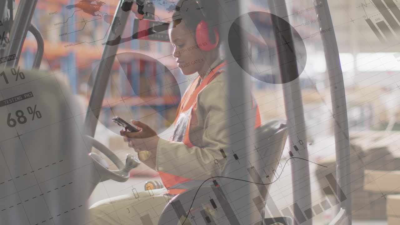 창고에서 일하는 아프리카계 미국인 여성에 대한 통계 및 데이터 처리 애니메이션