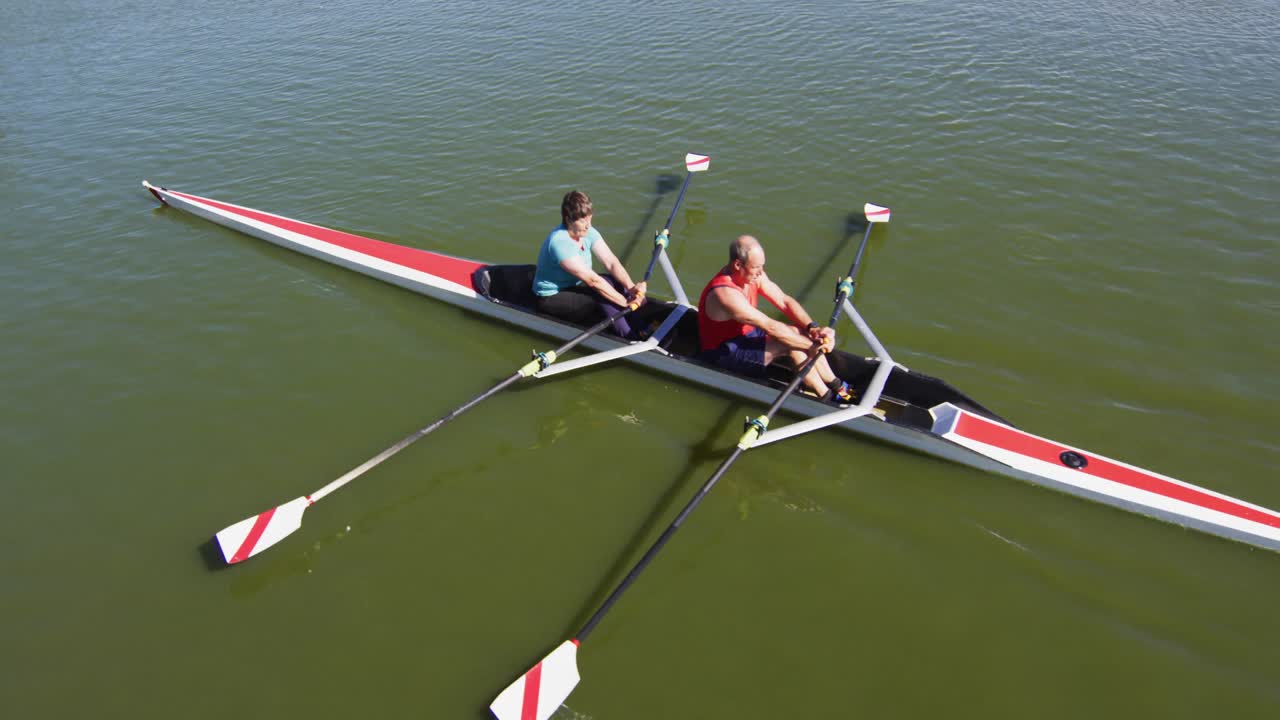 고위 백인 남자 와 여자 가 강 에서 배 를  ⁇ 고 있다
