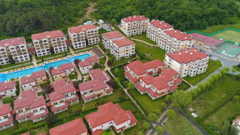toma aérea, órbita de casas en la costa con piscinas de lujo y canchas de tenis, en bulgaria del mar negro