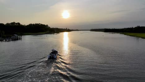 Barco-De-Pesca-En-El-Canal-Intracostero-En-Little-River-Sc,-Carolina-Del-Sur