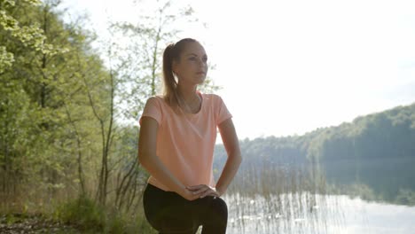 frau springt an einem sonnigen tag unter bäumen