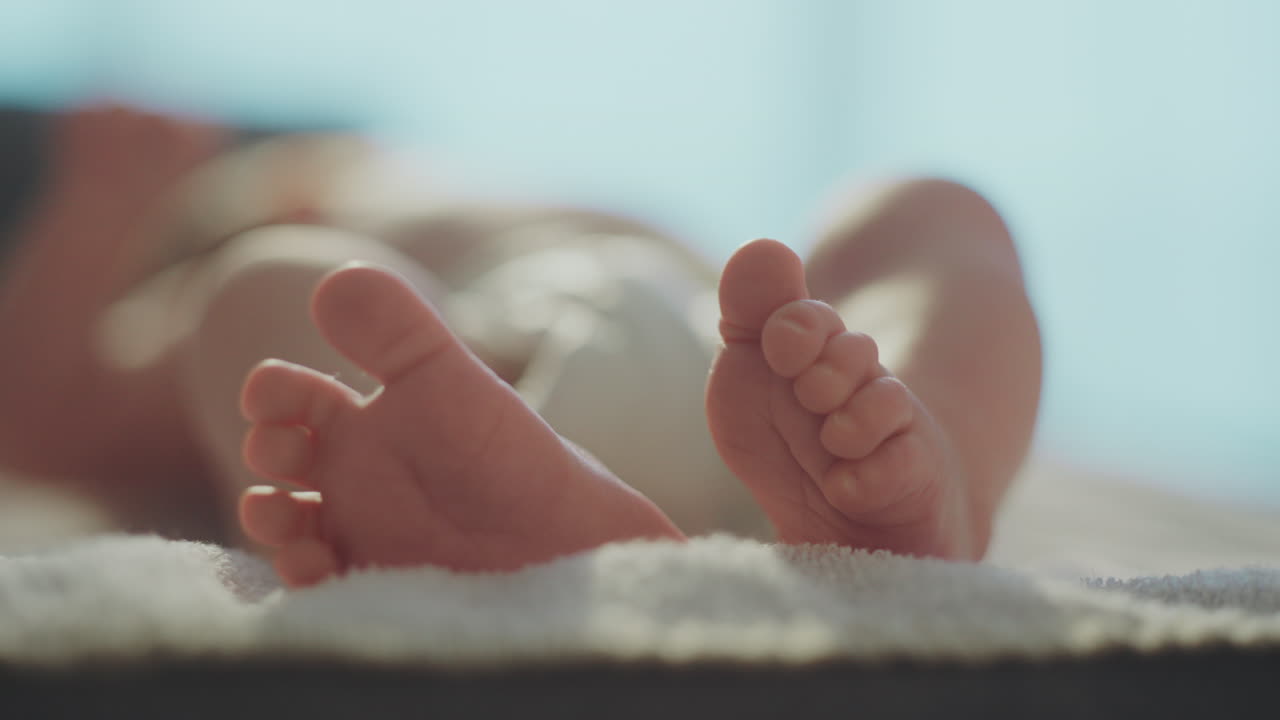 Nærbillede af babyfødder
