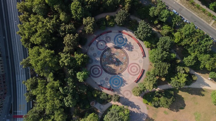 Parco con design a mosaico circolare