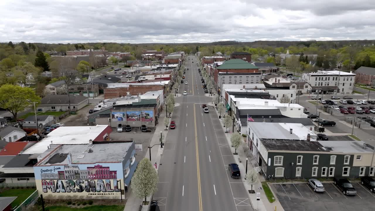 el centro de marshall, michigan con el video del avión no tripulado avanzando