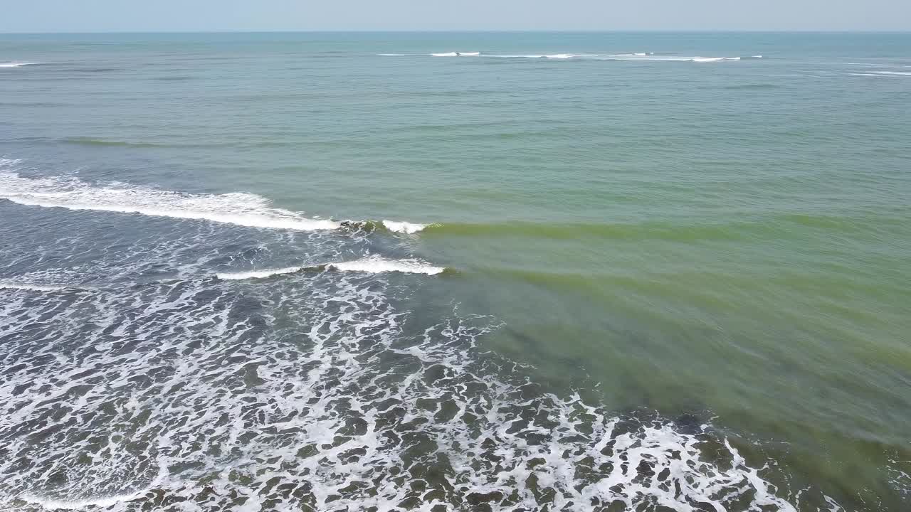 las olas que se estrellan en las costas de cape point, bakau - la gambia pan derecha