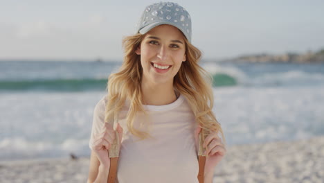 Primer-Plano-Retrato-De-Una-Encantadora-Mujer-Rubia-Riendo-Un-Día-Soleado-Y-Juguetón-En-La-Playa