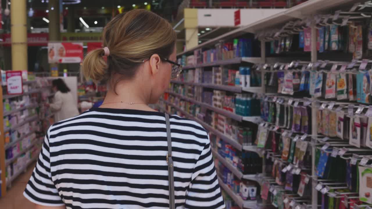 mujer comprando en un supermercado