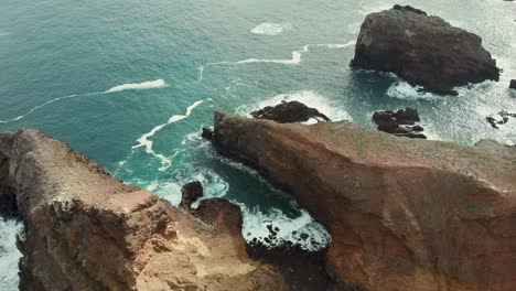 Vista-Aérea-De-Madeira-Sao-Laurenco-Rocas-Rojas-Y-Olas-Del-Océano