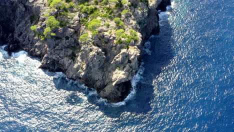 Antena:-Sobre-La-Hermosa-Costa-De-La-Isla-Tropical-De-Mallorca,-España-Con-Mar-Y-Agua-Azul-En-Verano,-Vacaciones-Diurnas,-Viajes,-Sol,-Olas