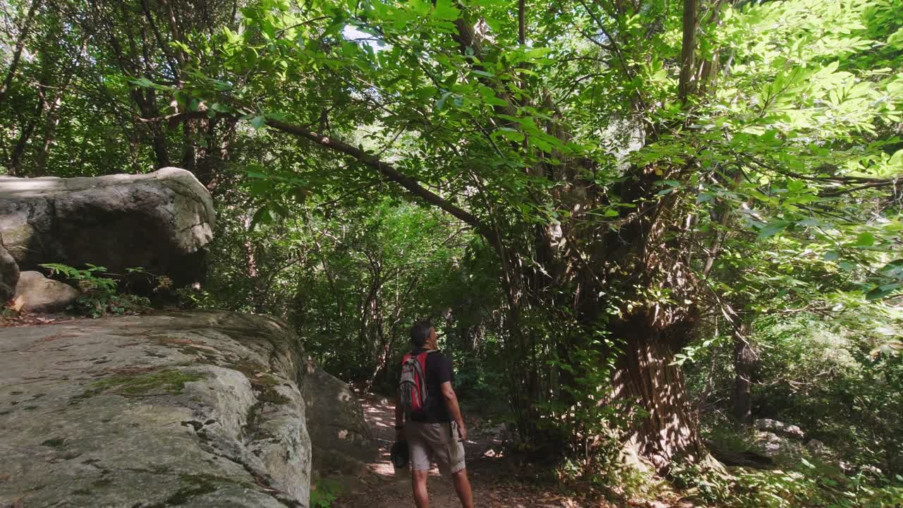 un hombre disfrutando de una caminata de un día a lo largo del río riells en cataluña españa