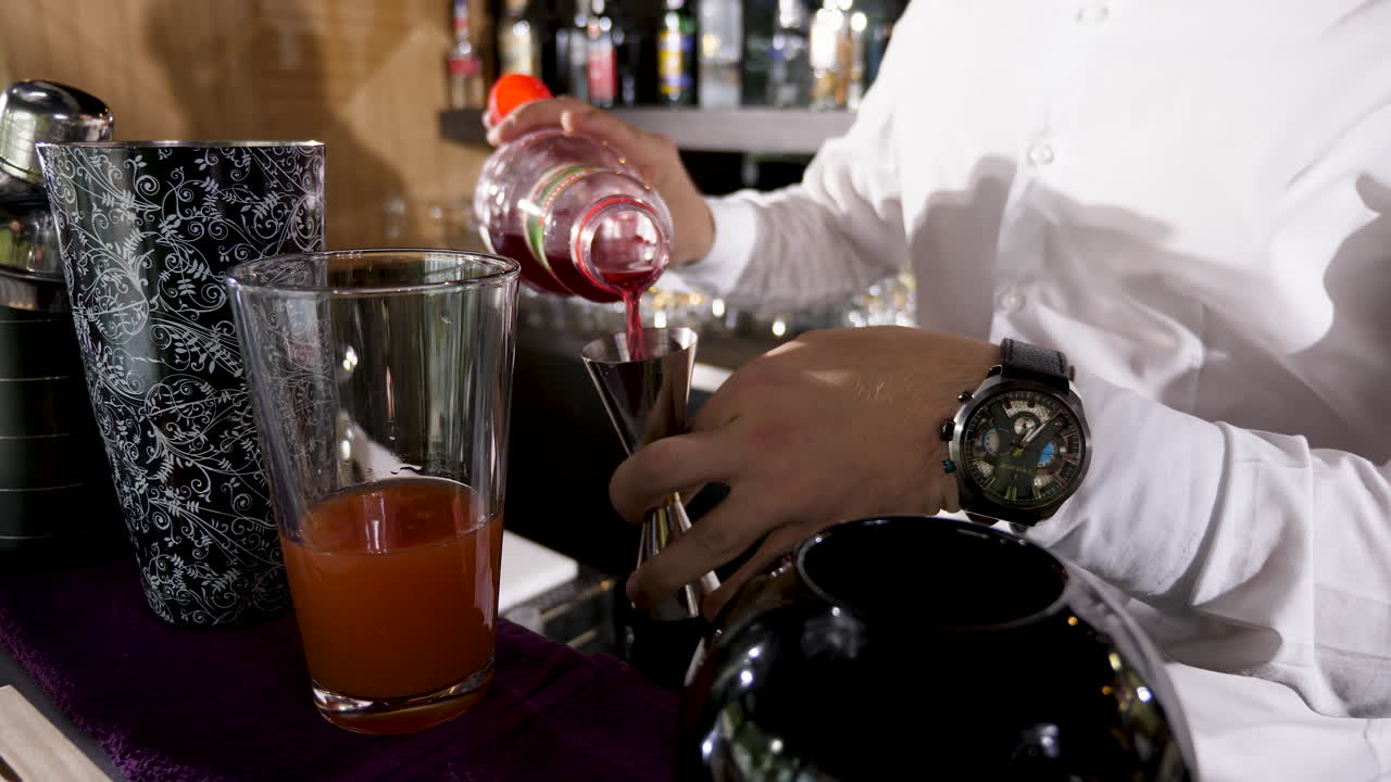 el camarero preparando un cóctel.