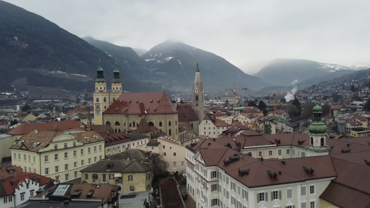 horizonte de la ciudad de brixen, tirol del sur, italia