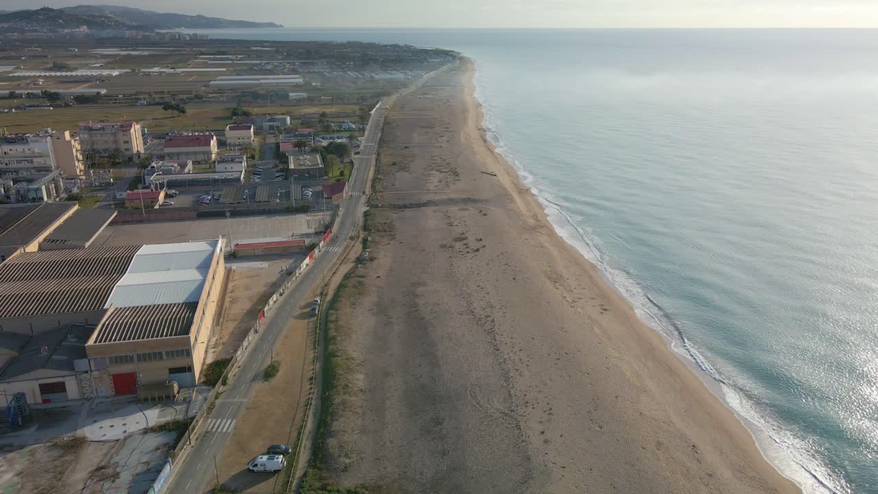 vista aérea de la pequeña ciudad de españa en el maresme malgrat de mar santa susana en la playa de invierno sin gente
