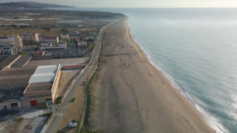 Luftaufnahme-Der-Kleinstadt-Spanien-Im-Maresme-Malgrat-De-Mar-Santa-Susana-Im-Winter-Strand-Ohne-Menschen