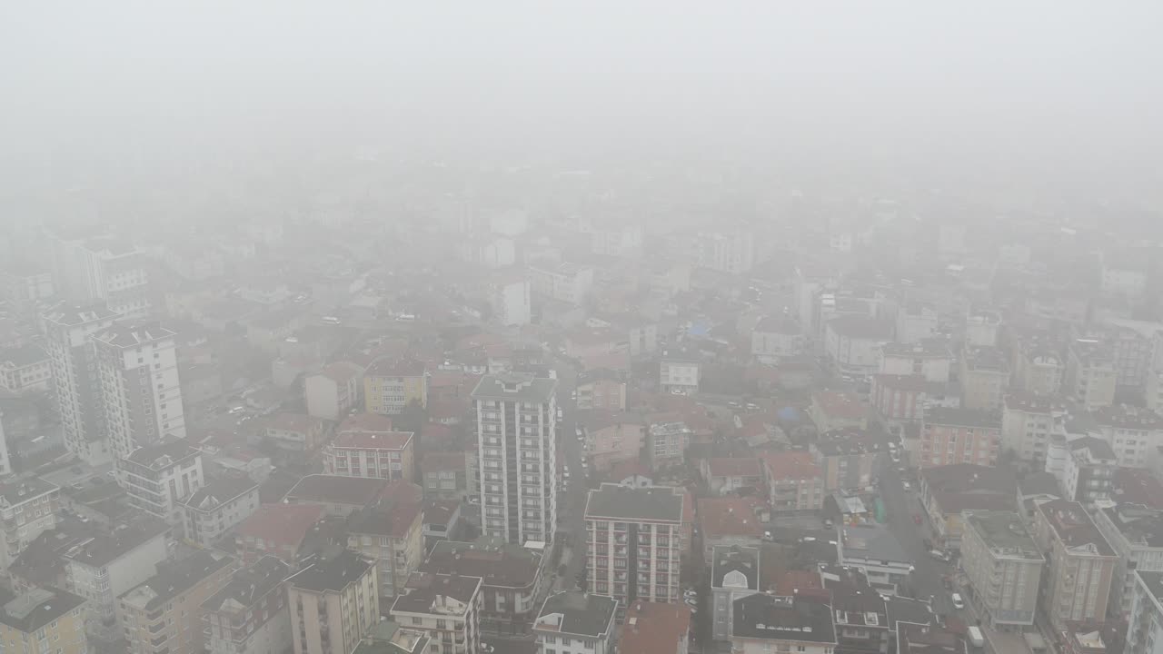 안개 속의 도시 풍경