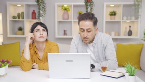 Das-Paar-Schaut-Auf-Den-Laptop-Und-Ist-Nachdenklich.