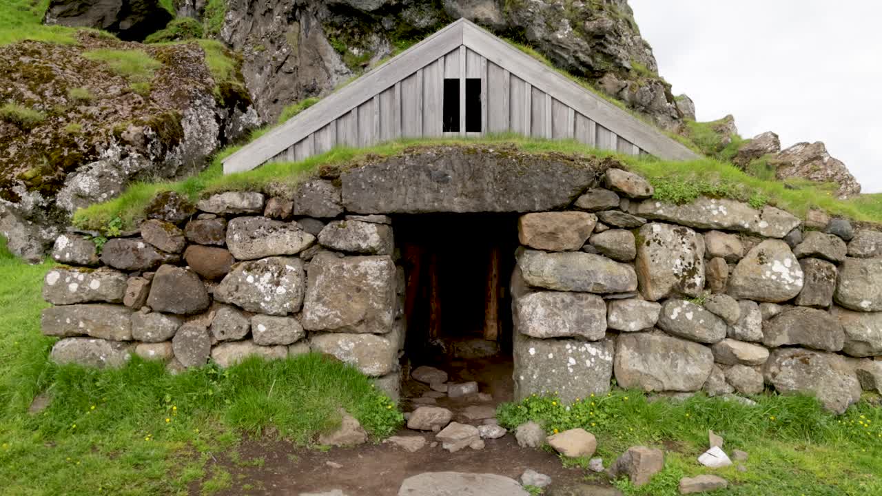 antigua casa de piedra en la islandia rural con video cardán caminando hacia adelante