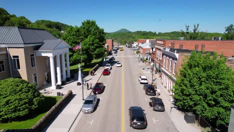 Luftaufnahme-Von-Tazewell-Virginia-Mit-Dem-Tazewell-County-Courthouse-Und-Der-Flagge,-Die-Draußen-Weht,-Während-Der-Schulbus-Vorbeifährt