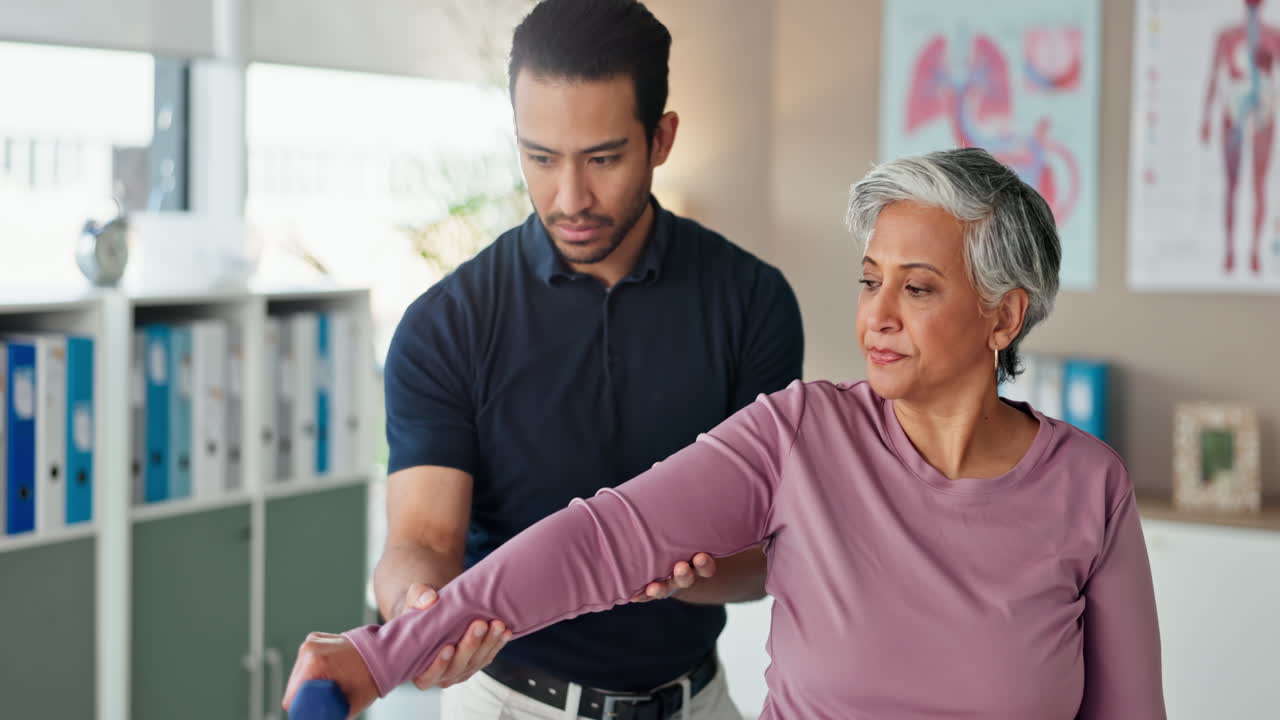 fisioterapeuta ayudando al paciente con el ejercicio del brazo