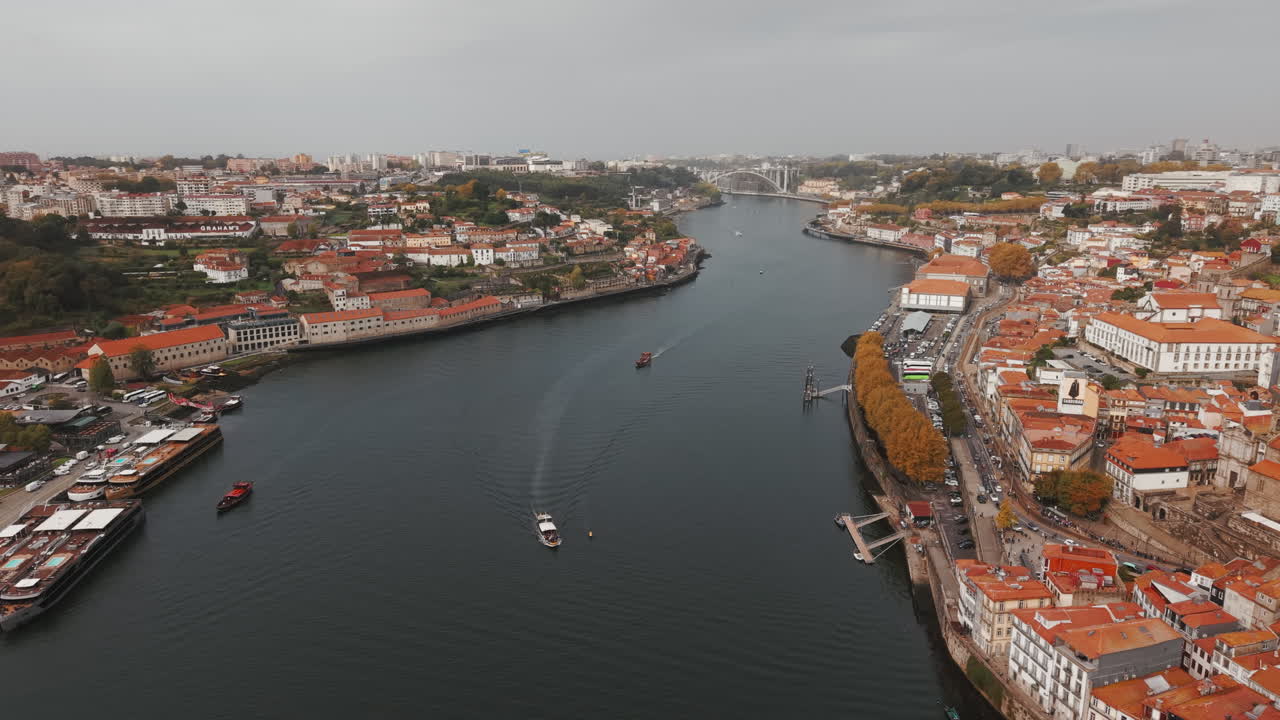 Veduta aerea del fiume Douro e del paesaggio urbano di Porto in Portogallo