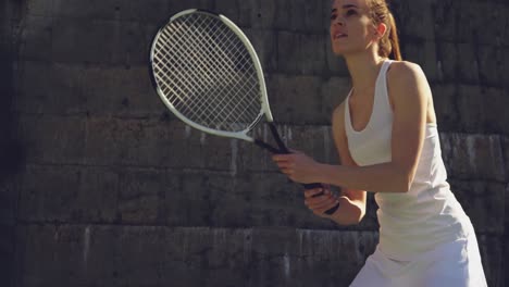 Woman-playing-tennis-on-a-sunny-day